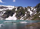 15 Blocchi di ghiaccio nel lago Zott sullo sfondo del Basodino